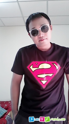 ผมก็ไม่รู้ว่าอ้อมกอดมันอุ่นจริงไหม
ผมก็ไม่รู้ว่าอ้อมกอดมันสุขอย่างไร
เพราะผมไม่เคยมีใครกอด
และผมไม่เคยได้รับอุ่นไอ จากใครคนไหน ที่จิงใจสักที